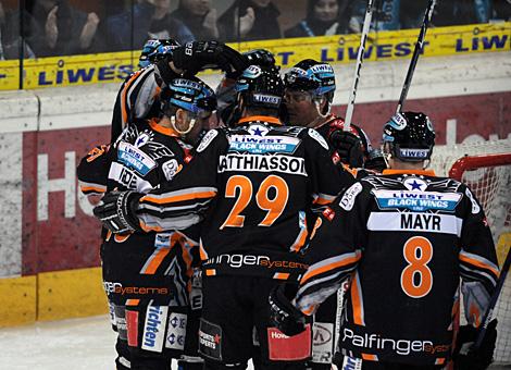 Die Black Wings jubeln  Liwest Black Wings Linz, 1 zu gegen den EC KAC