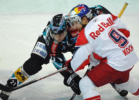 #21 Philipp Lukas, Stuermer, EHC Liwest Black Wings Linz und die # 9 Thomas Koch, Red Bull Salzburg beim Bully.
