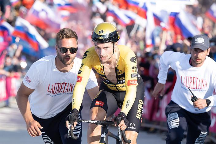 Primoz Roglic (SLO, Team Jumbo-Visma) gewinnt die Etappe und übernimmt die Gesamtführung. 106. Giro d Italia, Stage 20, Tarvisio (Tarvis)  - Monte Lussari