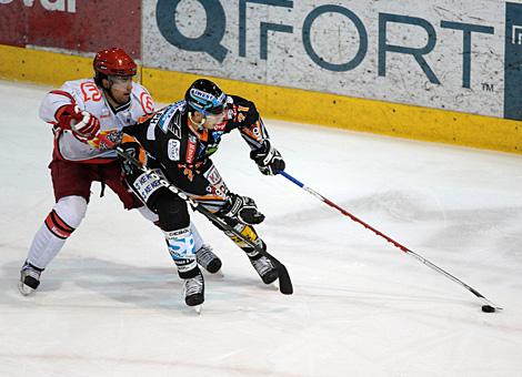 Philipp Lukas, Liwest Black Wings Linz kaempft um die Scheibe.