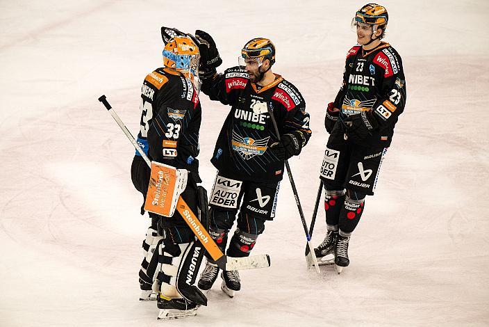 Tormann Thomas Höneckl (Steinbach Black Wings Linz), Martin Schumnig (Steinbach Black Wings Linz), Patrick Söllinger (Steinbach Black Wings Linz) feiern das Shut out gegen Vorarlberg, Steinbach Black Wings Linz vs Bemer Pioneers Vorarlberg, 40. Runde ICE Hockey League, Steinbach Black Wings Linz, Linz AG Eisarena 