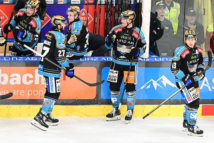 Die Steinbach Black Wings Linz feiern das Tor zum 1 zu 0 durch Luka Maver (Steinbach Black Wings Linz),  Win2Day ICE Hockey League,  Steinbach Black Wings Linz vs Moser Medical Graz 99ers,  Linz AG Eisarena
