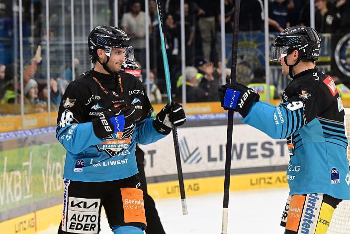 Die Steinbach Black Wings Linz feiern das Tor zum 1 zu 0 durch Niklas Würschl (Steinbach Black Wings), Emilio Romig (Steinbach Black Wings Linz), , 36. Runde ICE, Steinbach Black Wings Linz vs EC iDM Wärmepumpen VSV), Linz AG Eisarena