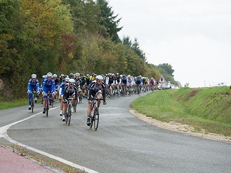 Team Giant Shimano an der Spitze des Feldes. Radrennen, Paris - Tours