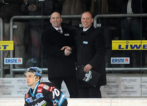 Trainer Jim Boni und Co-Trainer Rick Nasheim feiern den Aufstieg der Liwest Black Wings Linz ins Semifinale.