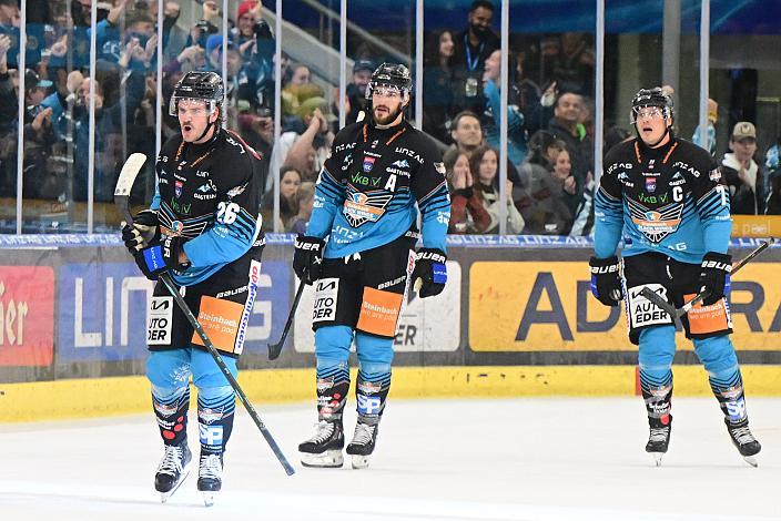Travis Barron (Steinbach Black Wings Linz) trifft in Overtime zum Sieg für Linz und jubelt, 8. Runde ICE, Steinbach Black Wings Linz vs EC Red Bull Salzburg, Linz AG Eisarena