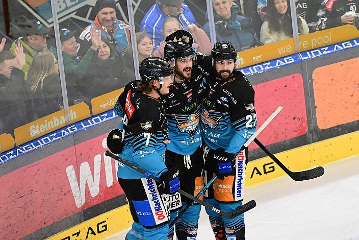 Greg Moro (Steinbach Black Wings Linz) feiert das Tor zum 3 zu 0, mit Brian Lebler (Steinbach Black Wings Linz), Shawn St.Amant (Steinbach Black Wings Linz), 45. Runde ICE, Steinbach Black Wings Linz vs FTC-Telekom, Linz AG Eisarena