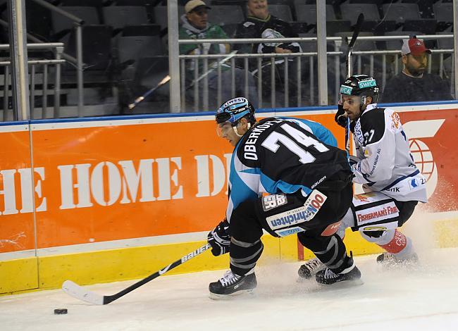 #74 Daniel Oberkofler, Stuermer, Liwest Black Wings Linz und der Zug Spieler #37 Marc Schefer, EV Zug.