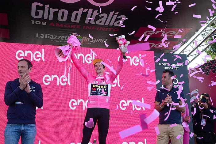 Primoz Roglic (SLO, Team Jumbo-Visma) feiert die Übernahme des Rosa Trikots für den Führenden in der Geamtführung. 106. Giro d Italia, Stage 20, Tarvisio (Tarvis)  - Monte Lussari