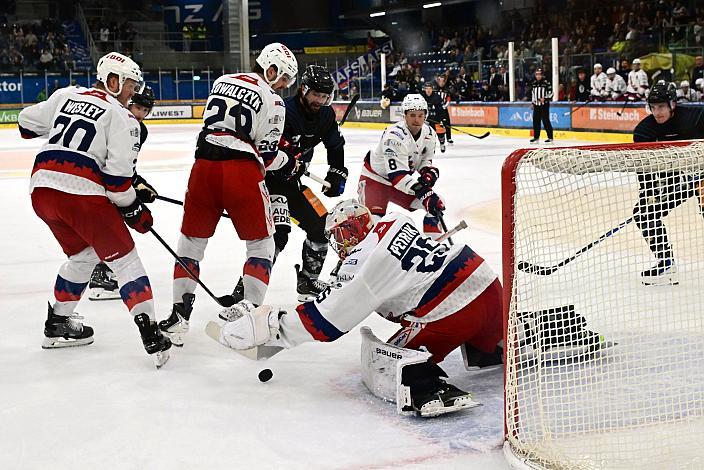 Tormann Roman Petrik (HKM Zvolen), Shawn St.Amant (Steinbach Black Wings Linz), Emilio Romig (Steinbach Black Wings Linz), Steinbach Black Wings Linz - HKM Zvolen (SVK), Linz AG Eisarena