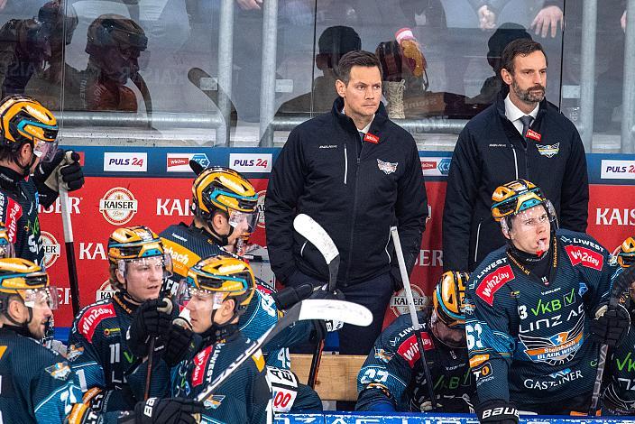 Das Team der Steinbach Black Wings Linz und Head Coach Philipp Lukas (Steinbach Black Wings Linz), Steinbach Black Wings Linz vs spusu Vienna Capitals, Ladies Charity, ICE Eishockey Liga, Linz AG Eisarena