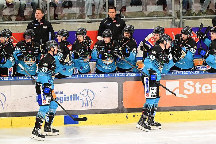 Die Steinbach Black Wings Linz feiern das Tor zum 1 zu1 an der Spielerbank, Graham Knott (Steinbach Black Wings Linz), 8. Runde ICE, Steinbach Black Wings Linz vs EC Red Bull Salzburg, Linz AG Eisarena 