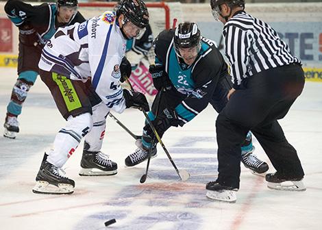  Jake Dowell (EHC Liwest Black Wings Linz) Adam Mitchell (Straubing Tigers) EHC Liwest Black Wings Linz  vs Straubing Tigers