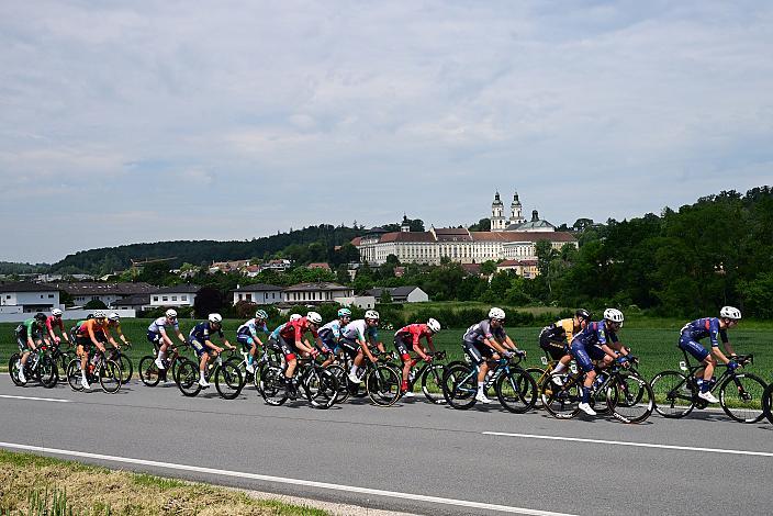 Das Peloton vor dem Stift St. Florian. 4. Etappe St.Florian /Asten - Hinterstoder/Höss 15. Int. Raiffeisen OÖ-Radrundfahrt UCI Kat. 2.2