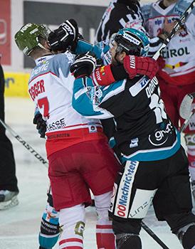 Marc-Andre Dorion (EHC Liwest Black Wings Linz) und Alexander Egger (HCB Suedtirol), EHC Liwest Black Wings Linz vs HCB Suedtirol 2. Viertelfinale