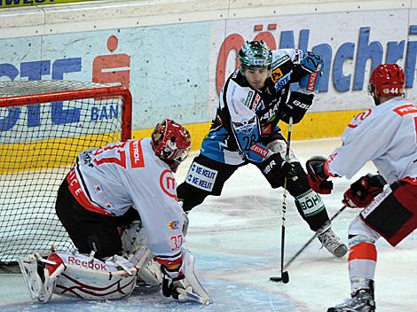 Mike Ouellette, Linz und Tormann Michal Fikrt, Jesenice, EHC Liwest Black Wings Linz vs. HK Acroni Jesenice