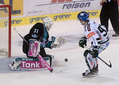 Tormann Florian Janny (EHC Liwest Black Wings Linz)  klaert gegen Matt White (Augsburger Panther)  EHC Liwest Black Wings Linz  vs Augsburger Panther