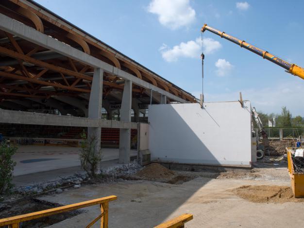 Auf der Baustelle der Linzer Eishalle, Keine Sorgen Eisarena,  