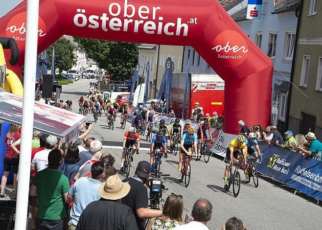Das feld mit Jannik Steimle (GER, Team Vorarlberg Santic)  erreicht das Ziel, 2. Etappe Eferding - Oberneukirchen, Radsport 10. Int. OOE Rundfahrt  
