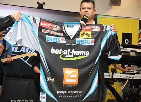 Ing. Peter Freunschlag praesentiert das neue Trikot der Linzer Liwest Black Wings bei der Saisoneroeffnung fuer die Fans.