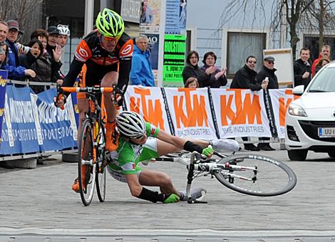 Petr Lechner, Team KTM Arboe Gebrueder Weiss Oberndorfer im Zielsprint mit Christoph Sokoll, Team Arboe Wels Gourmetfein welcher stuerzt.