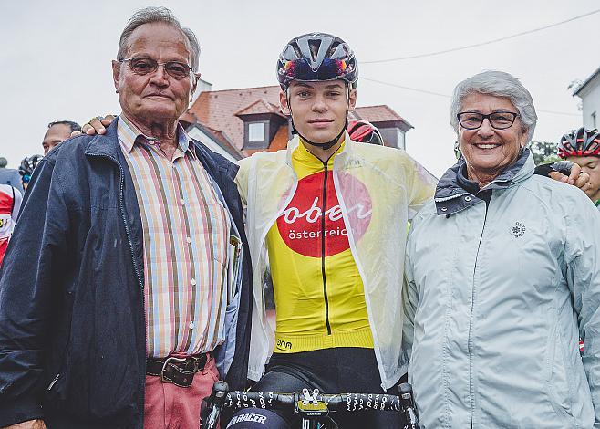 Marius Mayrhofer (GER, National Team Deutschland)  mit den Grosseltern 3. Etappe Bad Wimsbach - Gmundner Berg Oberoesterreich Juniorenrundfahrt (2.1)