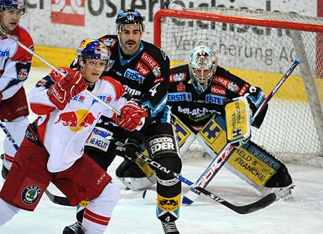 #4 Richard Seeley, Liwest Black Wings Linz blockt die #72 John Hughes, Red Bulls Salzburg vor dem Linzer Tor.