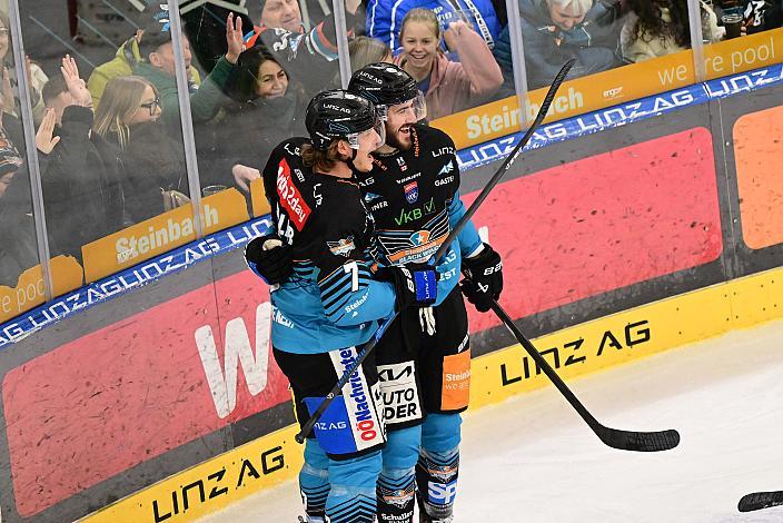 Greg Moro (Steinbach Black Wings Linz) feiert das Tor zum 3 zu 0, Brian Lebler (Steinbach Black Wings Linz), 45. Runde ICE, Steinbach Black Wings Linz vs FTC-Telekom, Linz AG Eisarena