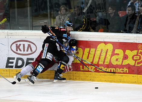 Michael Mayr Liwest Black Wings Linz checkt Matthias Trattnig EC Red Bull Salzburg