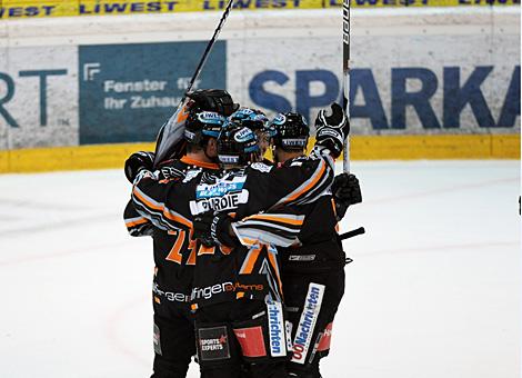 Liwest Black Wings Linz die Linzer jubeln uber das 1 zu 0 gegen die EC Red Bull Salzburg