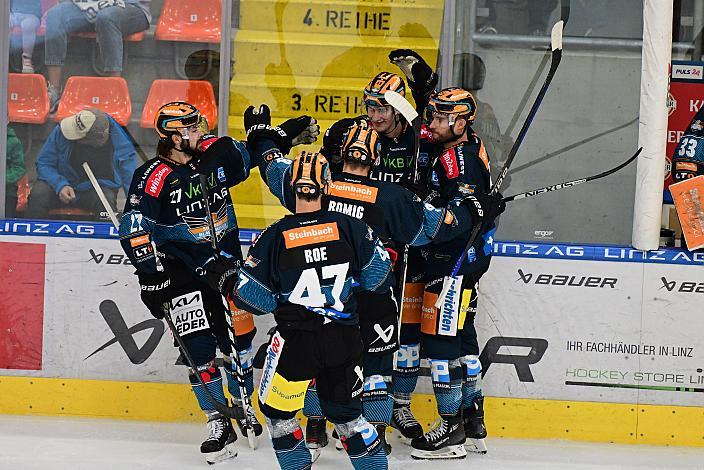 Das Team der Steinbach Black Wings Linz feiert Graham Knott (Steinbach Black Wings Linz) Steinbach Black Wings Linz vs Migross Supermercati Asiago Hockey 1935, Linz AG Eisarena, pre season 