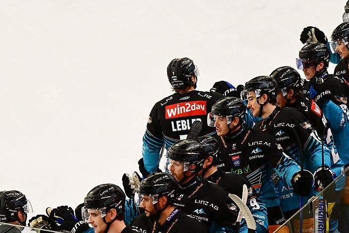Brian Lebler (Steinbach Black Wings Linz) feiert das 1 zu 1 an der Spielerbank, 17. Runde ICE, Steinbach Black Wings Linz vs Team Ferencvarosi Torna Club FTC-Telekom (HUN), Linz AG Eisarena 