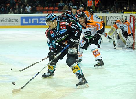 #21 Philipp Lukas, Stuermer, EHC Liwest Black Wings Linz vor dem Tor der Grazer im Angriff.