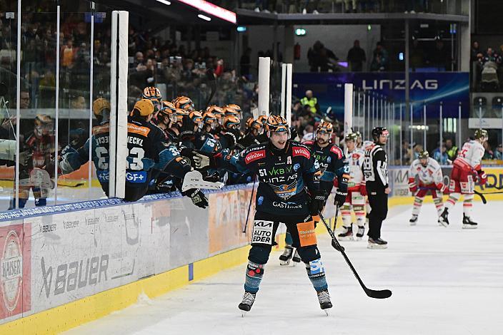 Die Steinbach Black Wings Linz feiern das Tor zum 1 zu 0 durch Matt MacKenzie (Steinbach Black Wings Linz) Steinbach Black Wings Linz vs HCB Südtirol Alperia, ICE Eishockey Liga, Linz AG Eisarena