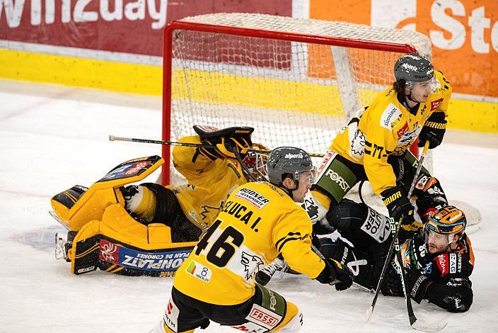 Tormann Tomas Sholl (HC Pustertal Wölfe), Ivan Deluca (HC Pustertal Wölfe), Wyatt Dale Ege (HC Pustertal Wölfe), Julian Pusnik (Steinbach Black Wings Linz), Steinbach Black Wings Linz vs HC Pustertal Wölfe, 45. Runde ICE Hockey League, Steinbach Black Wings Linz, Linz AG Eisarena 