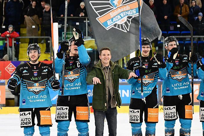 Das Team der Steinbach Black Wings Linz feiern den Heimsieg über die Innsbrucker mit Ex-Spieler Marco Brucker (Steinbach Black Wings Linz), , 33. Runde ICE, Steinbach Black Wings Linz vs HC Innsbruck, Linz AG Eisarena