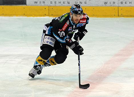 #20 Brad Purdie, Liwest Black Wings Linz entschlossen an der Mittellinie.