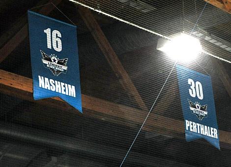 Retired numbers in Linz, #16 Rick Nasheim und #30 Christian Perthaler.