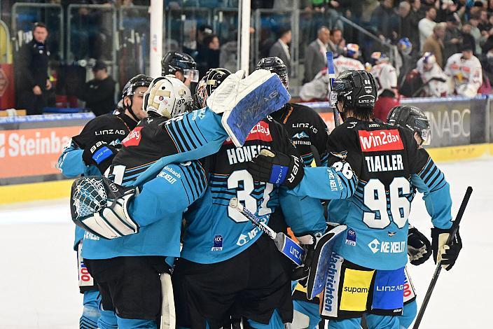 Das Team der Steinbach Black Wings Linz feiert den Heimsieg über die Red Bulls Salzburg, 8. Runde ICE, Steinbach Black Wings Linz vs EC Red Bull Salzburg, Linz AG Eisarena