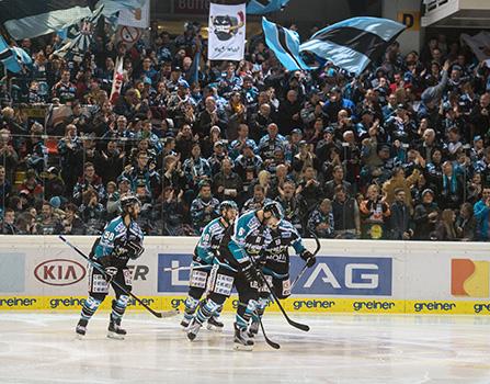 Linz feiert das 4 zu 1, EHC Liwest Black Wings Linz vs EC Red Bull Salzburg