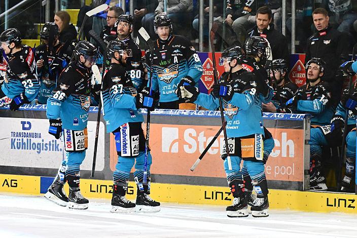 Die Steinbach Black Wings Linz feiern das Tor zum 3 zu 1 durch Yohann Aumtu (Steinbach Black Wings Linz) 33. Runde ICE, Steinbach Black Wings Linz vs HC Innsbruck, Linz AG Eisarena