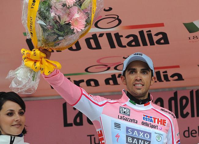 Im Rosa Trikot  Alberto Contador, Team Saxo Bank Sunguard, Ehrung bei der Bergankunft Gardeccia, im Fassa Tal.