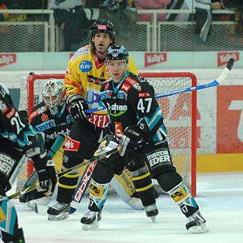 #47 Lars Helminen, EHC Liwest Black Wings Linz blockt Sean Selmser, Vienna Capitals.