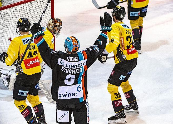 Im Bild: Der EHC Liwest Black feiert das das 1 zu 0 durch Rick Schofield (EHC Liwest Black Wings Linz) Eishockey,  EHC Liwest Black Wings Linz vs Spusu Vienna Capitals