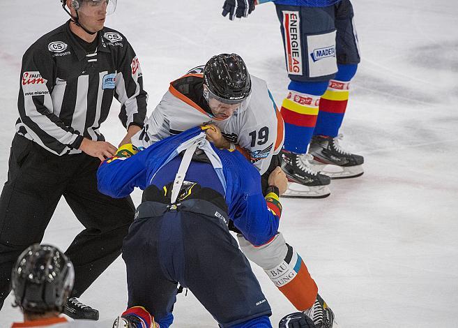 Andrew Kozek (Black Wings Linz 1992) boxt mit Conor Allen (CEZ Motor Ceske Budejovice), Black Wings Linz,  Eishockey, Testspiel