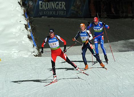 Laeufer#1 - 3, Staffel Team Austria, Tobias Eberhard fuehrt die Verfolgergruppe im Anstieg an, #13 Christian Martinelli, ITA und #2 Dmitri Yaroshenko, RUS.