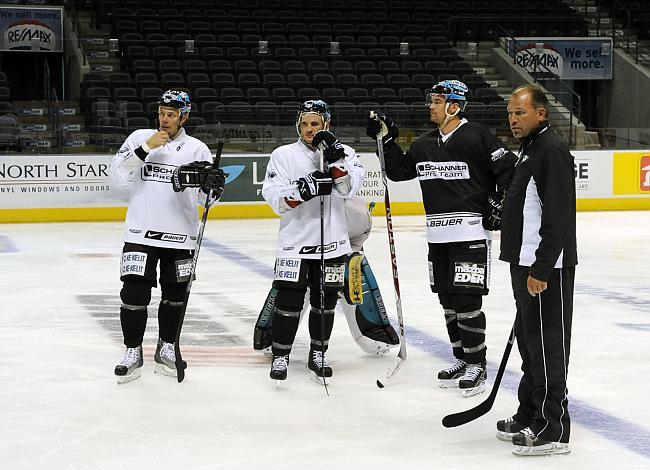 Kim Collins, Trainer Liwest Black Wings Linz, von rechts Pat Leahy, Brad Purdie und Markus Matthiasson, Liwest Black Wings Linz beim Training im John Labett Center. 