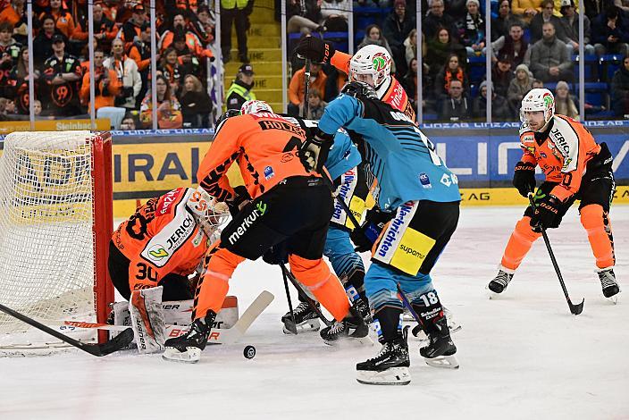 Ken Ograjensek (Steinbach Black Wings Linz), Tormann Nicolas Wieser (Moser Medical Graz 99ers),  52. Runde ICE, Steinbach Black Wings Linz vs Graz 99ers, Linz AG Eisarena