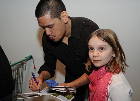 Rich Bronilla, Verteidiger, mit Fan 