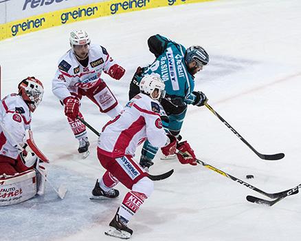 Dan DaSilva (EHC Liwest Black Wings Linz) und Daniel Madlener (EC KAC), EHC Liwest Black Wings Linz vs EC KAC
